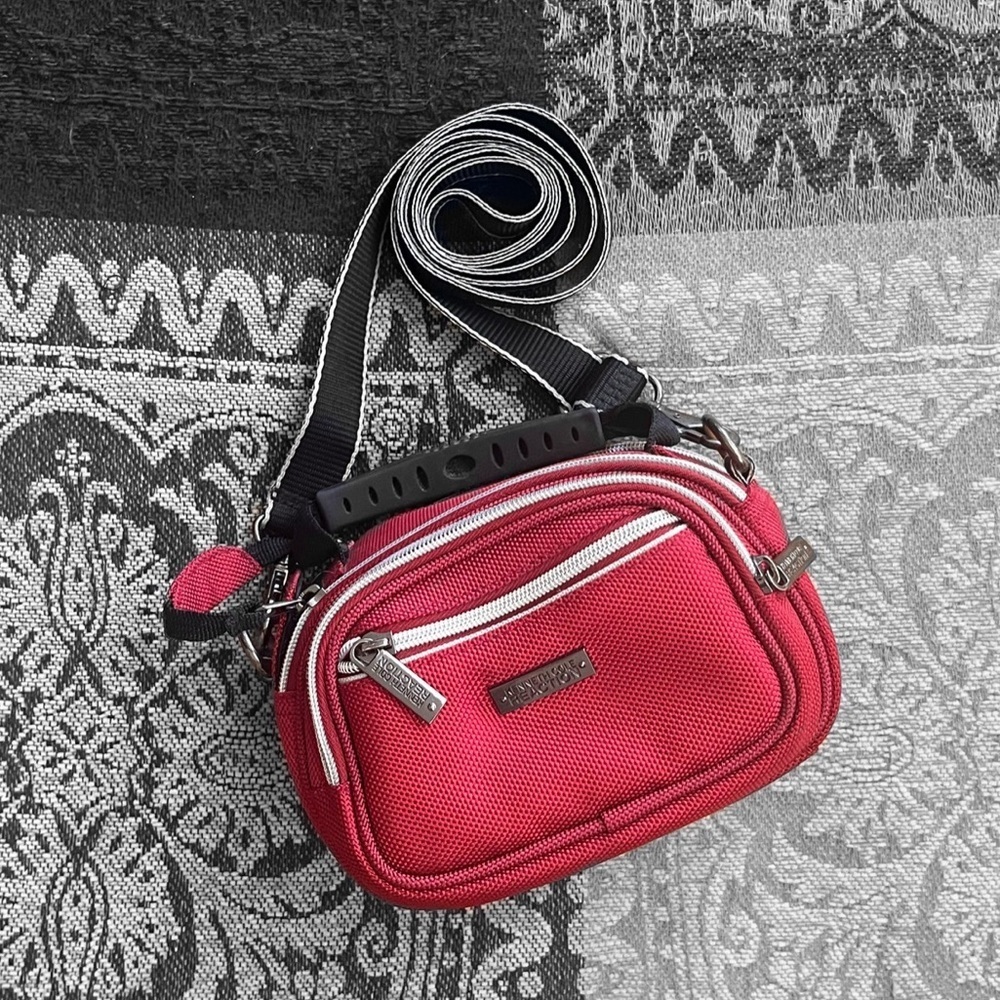 Kenneth Cole camera bag 🖤 - Picture 1 of 8